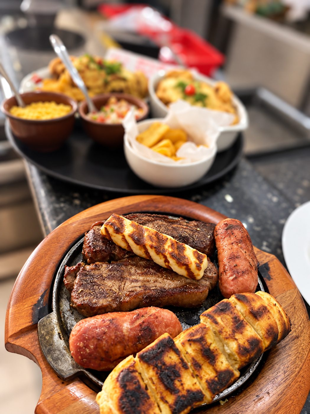 Grelhados na chapa com linguiça, bife, queijo coalho e acompanhamentos