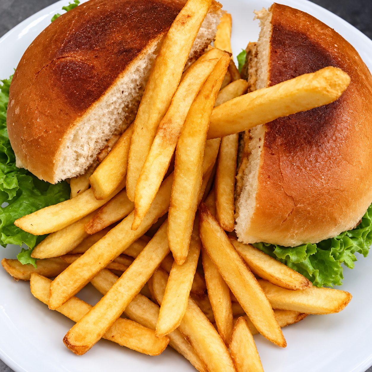 Hambúrguer no pão brioche com batatas fritas