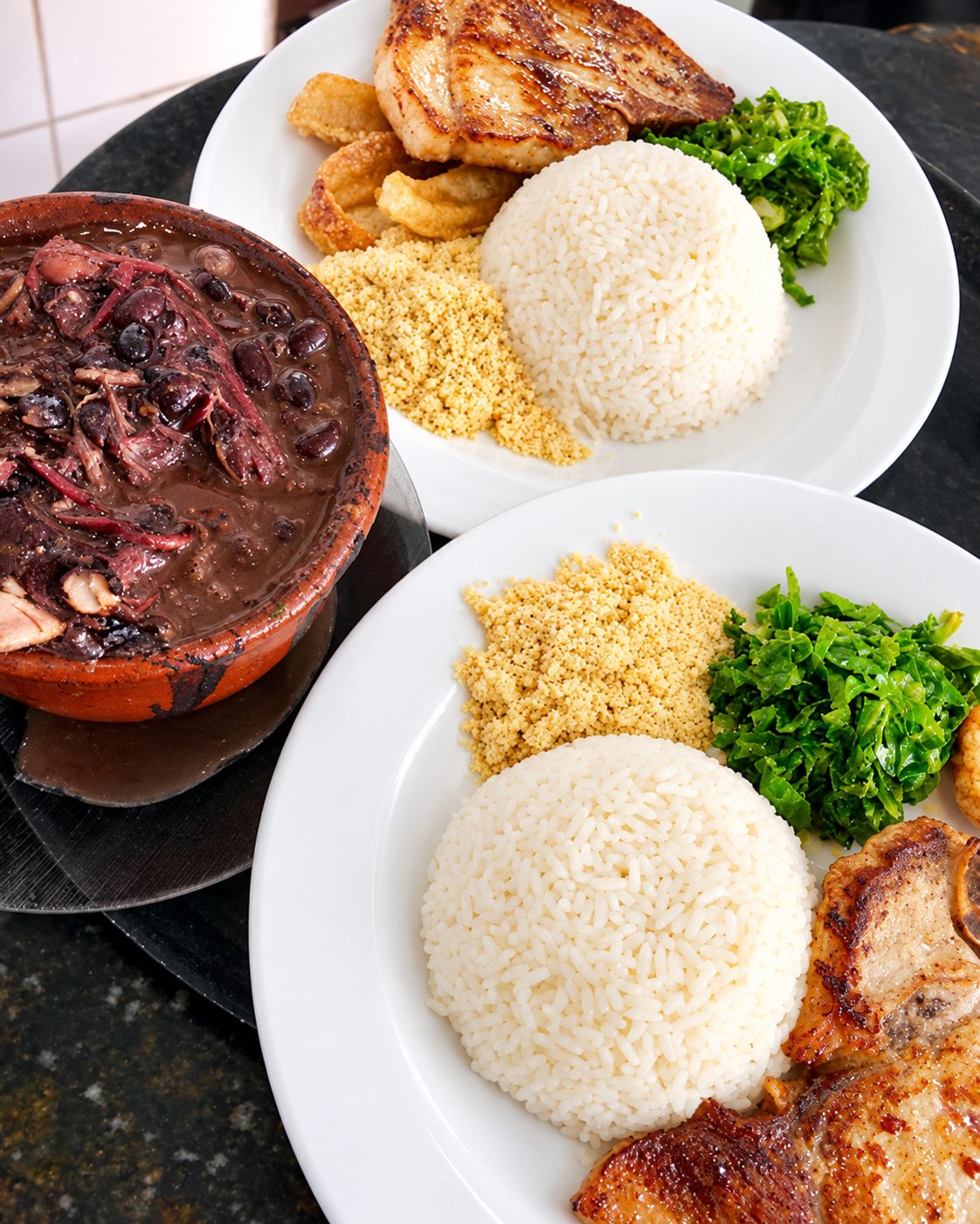 Prato com arroz, farofa, couve, carne grelhada e caldeirão de feijão